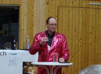 Der Vorsitzende Alexander Josef Breinich begrüßt die Gäste