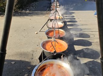 54 Kessel brodeln über dem offenen Feuer