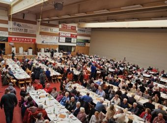 Alle warten auf das Essen