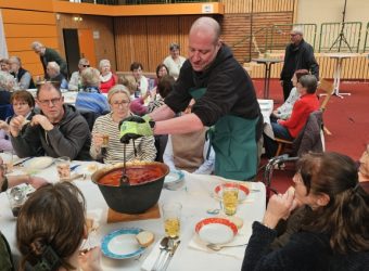 Auf jeden Tisch kommt ein Kessel