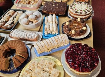 Nach dem Essen gibt es leckere Torten und Kuchen