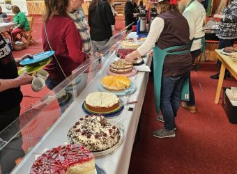 Nach dem Essen gibt es leckere Torten und Kuchen